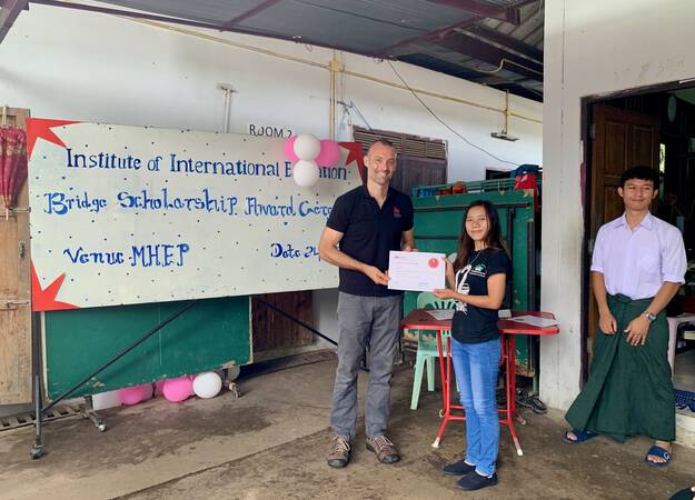 Jonathan Lembright presents award to displaced student at Mae Sot