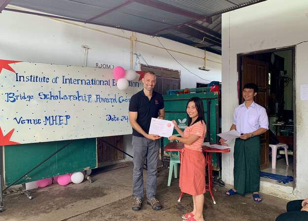 Jonathan Lembright presents award to displaced student at Mae Sot