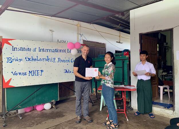 Jonathan Lembright presents award to displaced student at Mae Sot