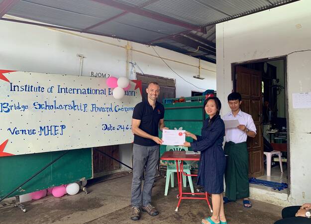 Jonathan Lembright presents award to displaced student at Mae Sot