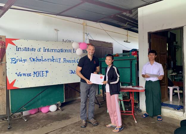 Jonathan Lembright presents award to displaced student at Mae Sot