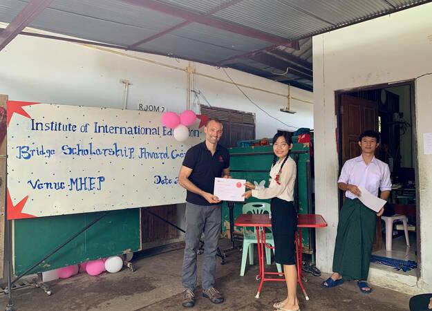 Jonathan Lembright presents award to displaced student at Mae Sot