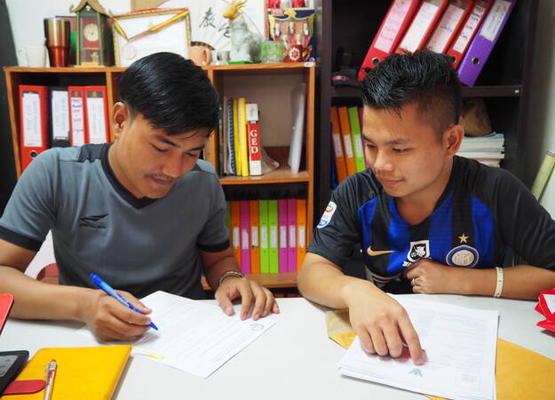 Student with tutor in Thai refugee camp